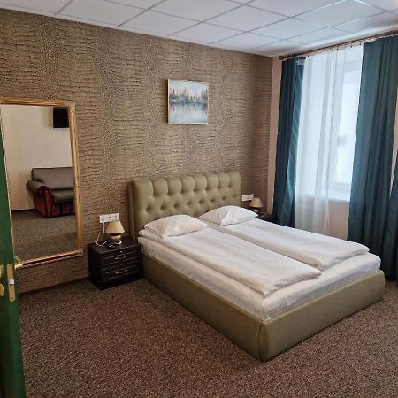 Central Hotel With Free Parking Рига Экстерьер фото